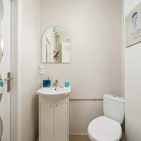 아파트 Okecie Comfy By Bookinghost